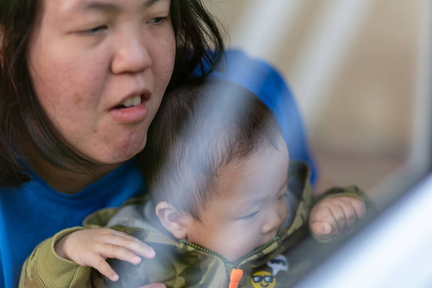 asiático chino mamá pasando tiempo su bebé en cama habitación - Foto, imagen