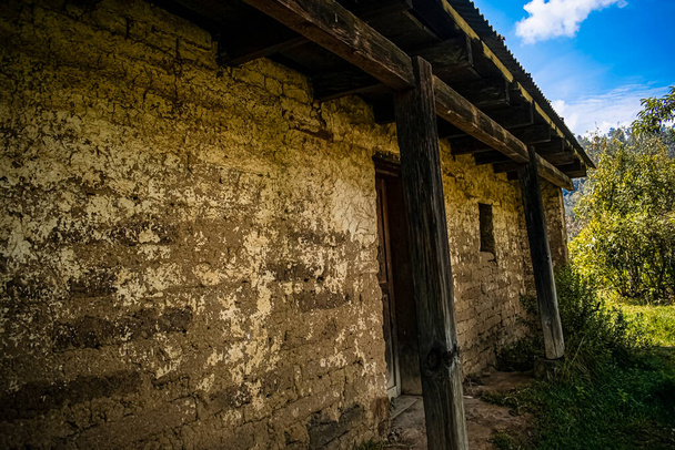 adobe dům se starými dřevěnými dveřmi - Fotografie, Obrázek