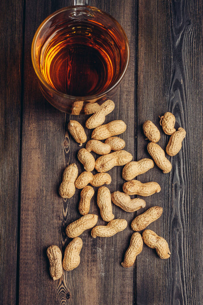 arašídy ve skořápkách pivo hrnek bar alkohol svačinka - Fotografie, Obrázek