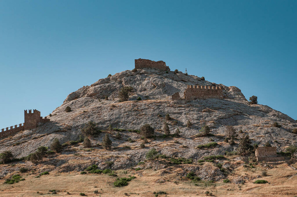 De top van fortess alpene piek met oeroude ravages van de torens middeleeuwse citadel - is belangrijkste aantrekking in Sudak, de Krim - Foto, afbeelding