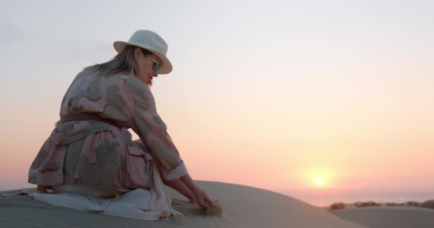 Stijlvol model genieten van outdoor reizen en woestijn natuur. Vrouw op safari reis. - Video