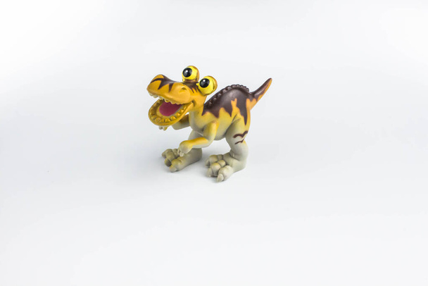 Un bellissimo giocattolo di plastica divertente dinosauro isolato su sfondo bianco - Foto, immagini