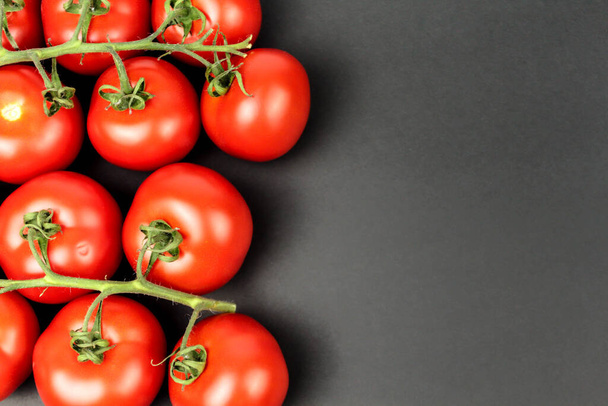 Tomates rojos en plato blanco con gotas de agua - Foto, imagen