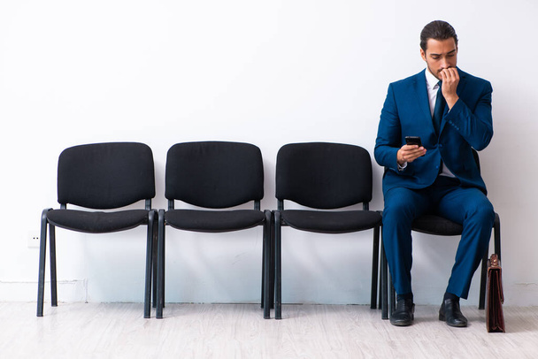 Joven hombre de negocios esperando una entrevista en la sala - Foto, imagen