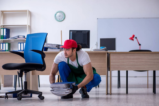 Young male contractor cleaning the office - Foto, immagini