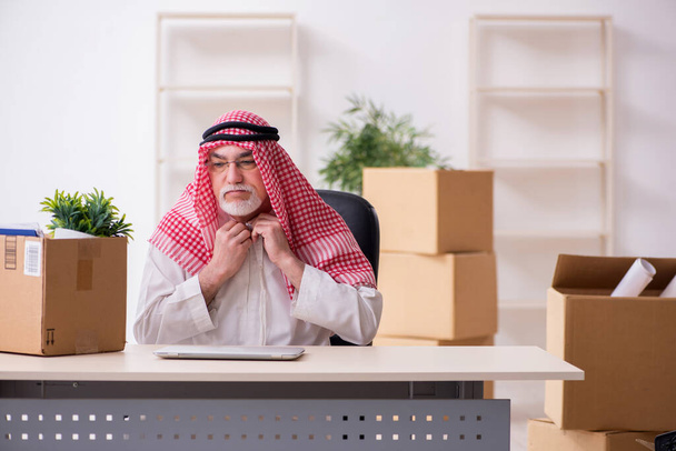 Oude Arabier zakenman in kantoor verhuizing concept - Foto, afbeelding