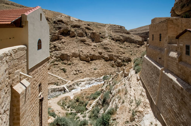 La Sainte Lavra de Saint Sabbas le Sanctifié, connu en arabe sous le nom de Mar Saba, désert de Judée, Israël. Un monastère grec orthodoxe surplombant la vallée du Kidron - Photo, image