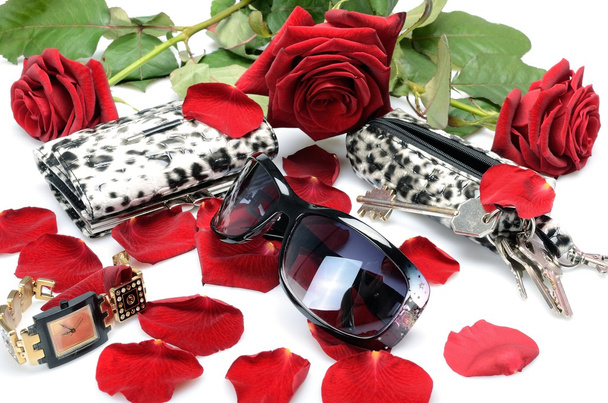 赤いバラの花びら、キー、サングラス、財布、女性のアクセサリーのハンドバッグを見る。静物 - 写真・画像