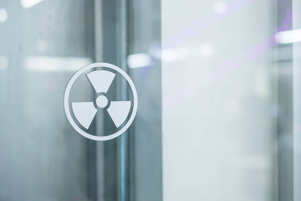 Зона радіації наклейка на вікно лабораторної кімнати. Концепція здоров'я та безпеки
 - Фото, зображення