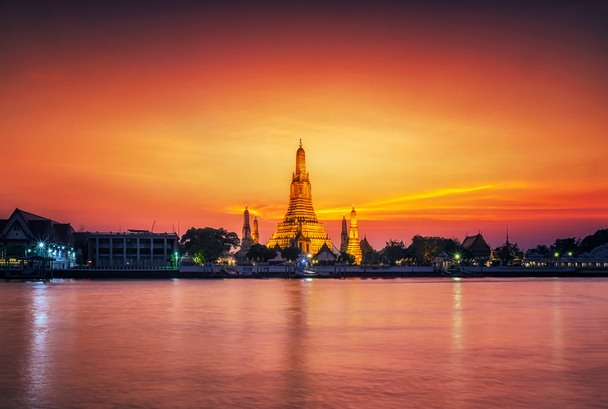 Wat Arun temppeli yö valaistu Bangkokissa, Thaimaassa. - Valokuva, kuva