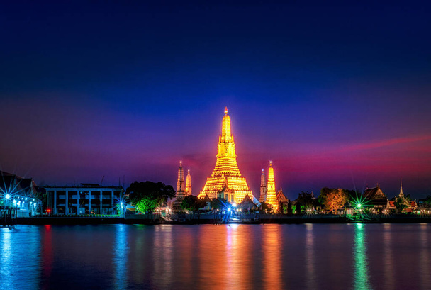 Wat Arun Temple Night illuminato a Bangkok, Thailandia. - Foto, immagini
