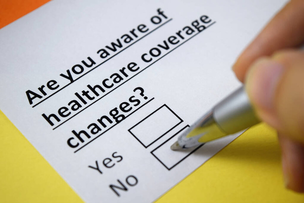 Una persona está respondiendo a una pregunta sobre los cambios en la cobertura médica. - Foto, Imagen