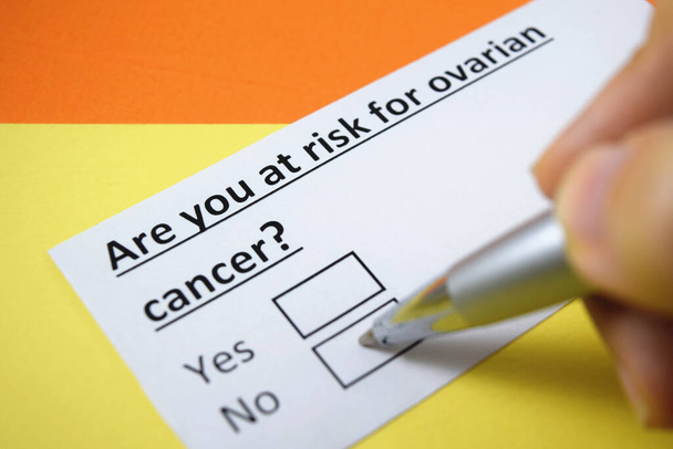 Una persona está respondiendo a una pregunta sobre el riesgo de cáncer de ovario. - Foto, imagen