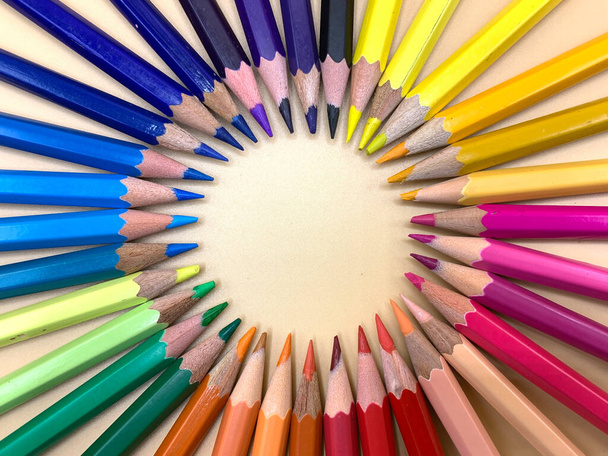 Värilliset kynät sijoitettu ympyrään, tyhjä tila sijoittaa tekstiä - Valokuva, kuva