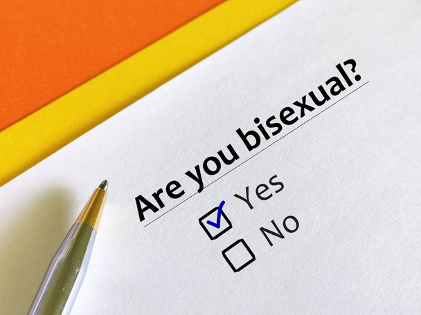 Eine Person beantwortet Fragen zur sexuellen Orientierung. Er ist bisexuell. - Foto, Bild
