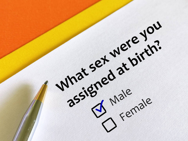 Una persona está respondiendo a una pregunta sobre la orientación sexual. Su sexo asignado al nacer es masculino.. - Foto, Imagen