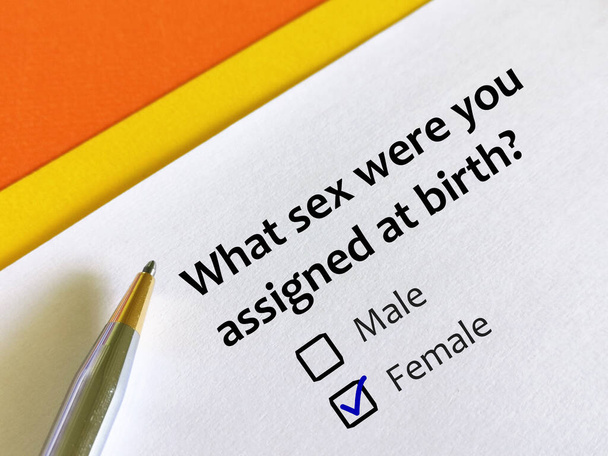 Jedna osoba odpovídá na otázku o sexuální orientaci. Jeho pohlaví přidělené při narození je žena. - Fotografie, Obrázek