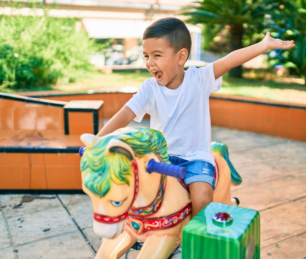 Adorável menino hispânico sorrindo feliz jogando no parque. - Foto, Imagem