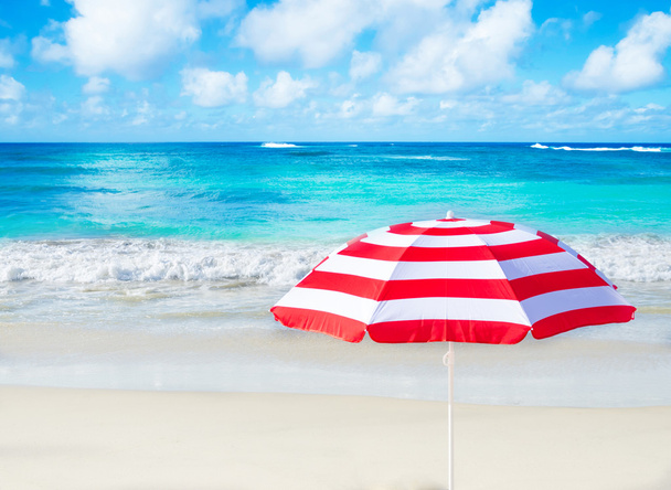 Guarda-chuva de praia junto ao oceano
 - Foto, Imagem