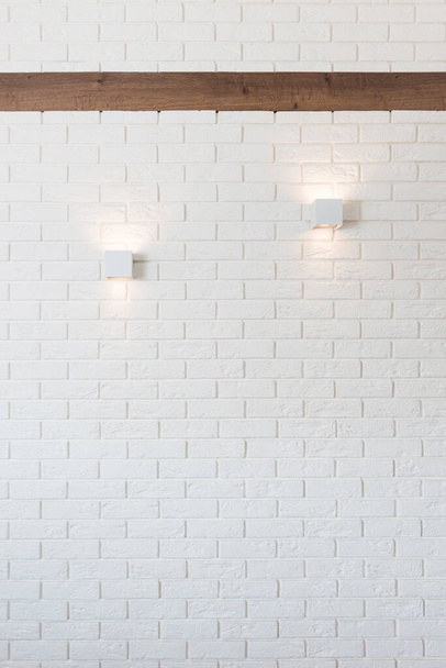 Ściana z białej cegły z dwoma światłami i drewnianą belką - Zdjęcie, obraz