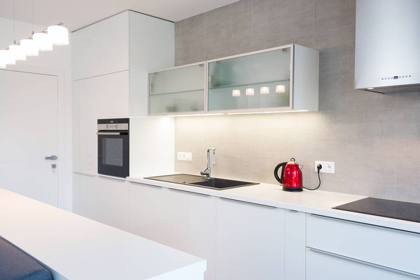 Современный кухонный интерьер со встроенной техникой - Фото, изображение