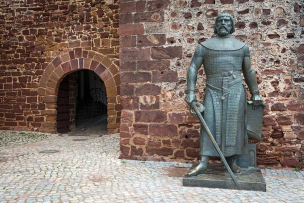Статуя короля Саншу I у входа в средневековый замок Силвес, Алгарве Португалия - Фото, изображение