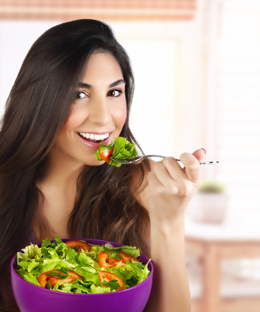 жінка їдять салат
 - Фото, зображення