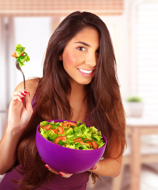 Sportive girl eating vegetarian salad - Фото, изображение