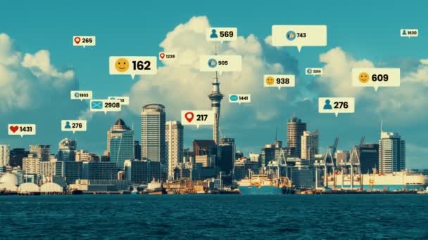 Les icônes des médias sociaux survolent le centre-ville pour montrer l'engagement des gens - Séquence, vidéo