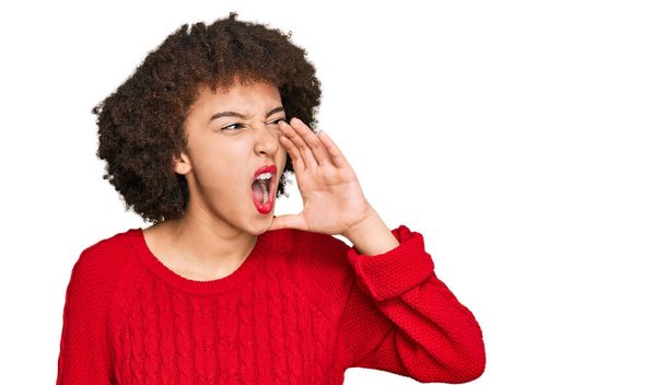Junge hispanische Mädchen in lässiger Kleidung schreien und schreien laut Seite an Seite mit der Hand auf den Mund. Kommunikationskonzept.  - Foto, Bild