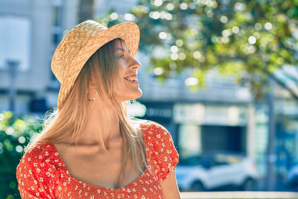 Joven turista rubia con estilo veraniego paseando por el parque. - Foto, imagen
