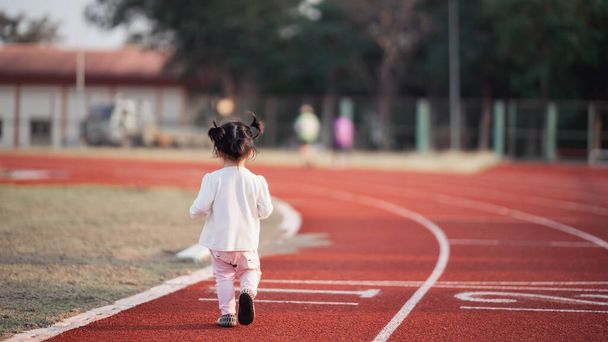 aranyos baba fut a stadionban, sport koncepció - Fotó, kép