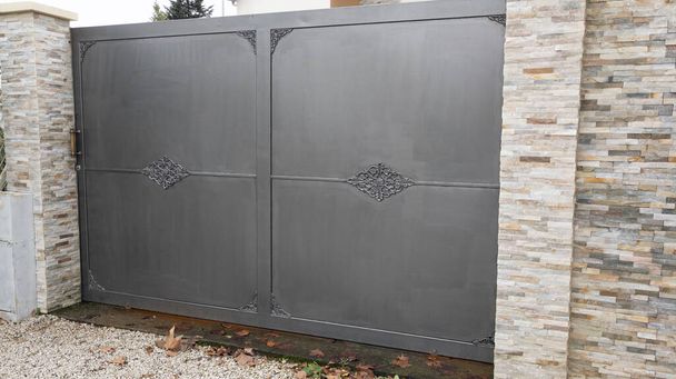 Hliníkové vinobraní ocel šedá kovová vrata brána portál dveře předměstí přístup domů - Fotografie, Obrázek