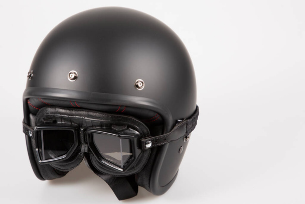 Черный мотоцикл Открытое лицо старой школы Шлем с винтажным ретро Goggles - Фото, изображение