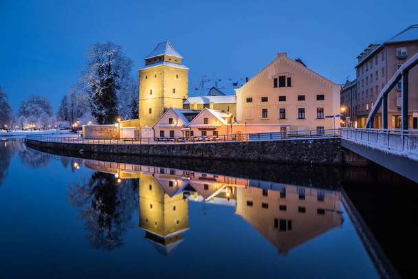Winterabend am Ufer der historischen Stadt Ceske Budejovice in der Tschechischen Republik - Foto, Bild