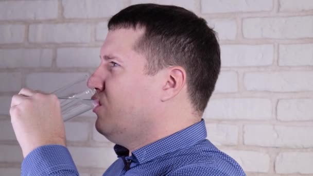 Mann trinkt Wasser aus nächster Nähe langsam mo - Filmmaterial, Video