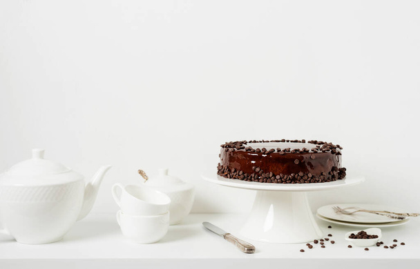 Świeżo wykonane pyszne ciasto czekoladowe na białym tle. - Zdjęcie, obraz