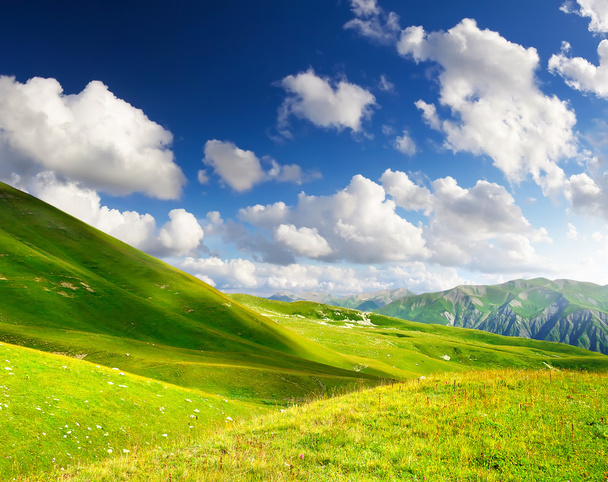 pochmurnego nieba w dolinie górskiej - Zdjęcie, obraz