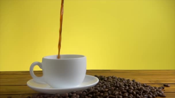 Nalévání kávy z turecké konvice na kávu v bílém šálku - Záběry, video