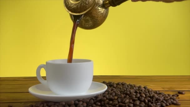 Χύσιμο καφέ από τούρκικη καφετιέρα σε λευκό κύπελλο - Πλάνα, βίντεο