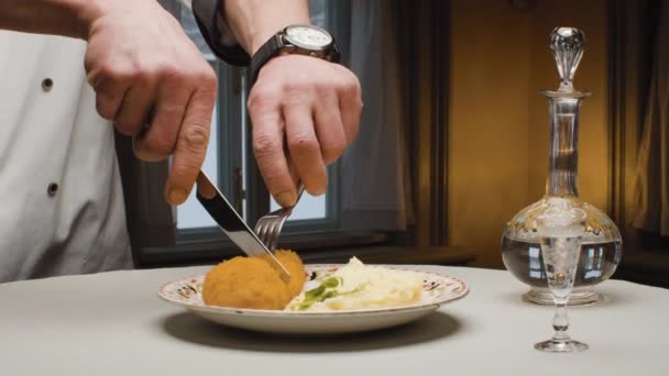 Mani di uno chef che taglia cotoletta fritta - Filmati, video