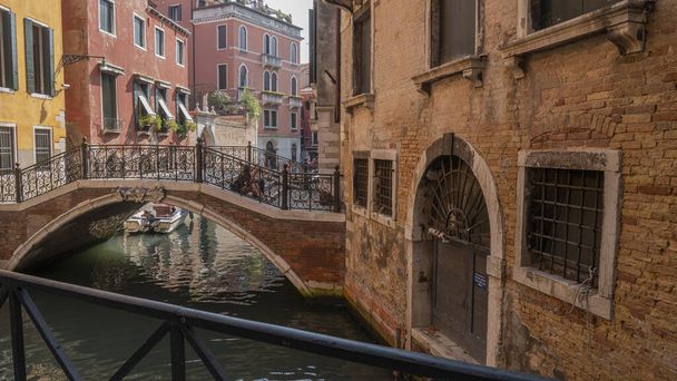 A canal and colorful buildings of Venice in Italy - Foto, Imagem