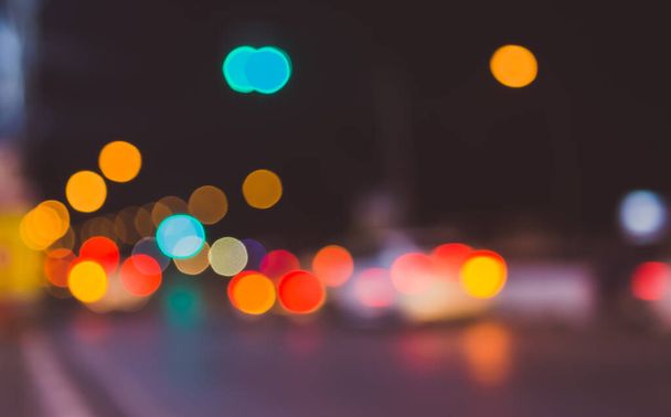 vintage tón obraz rozmazané ulice bokeh s barevnými světly v noci pro použití na pozadí . - Fotografie, Obrázek