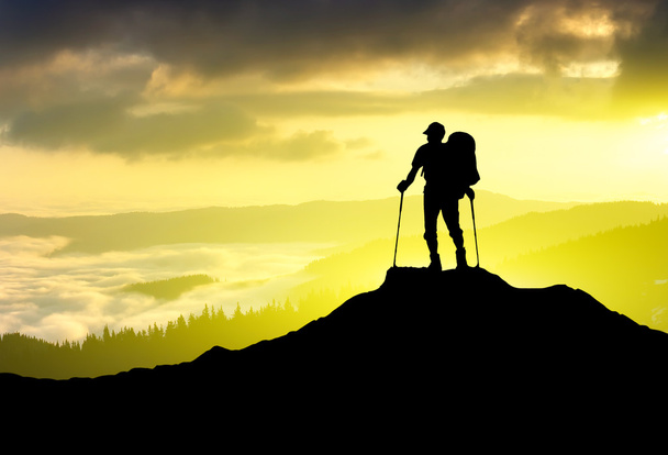 Silhouette von Touristen auf dem Gipfel - Foto, Bild