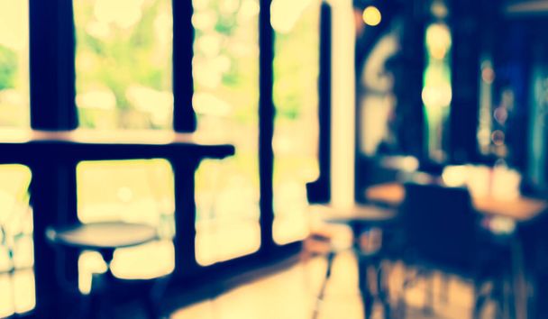 θαμπάδα εικόνα του σκαμπό μπαρ δίπλα από το παράθυρο στην καφετέρια με bokeh για χρήση στο παρασκήνιο. (vintage τόνος) - Φωτογραφία, εικόνα
