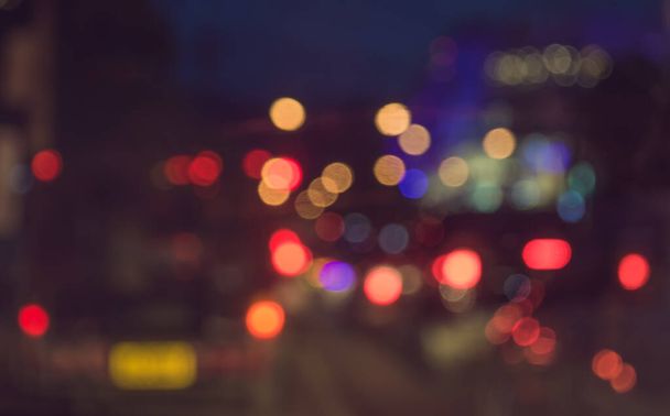 размытое изображение внутри автомобилей с боковыми фарами и пробками в ночное время для фонового использования. (винтажный тон)) - Фото, изображение