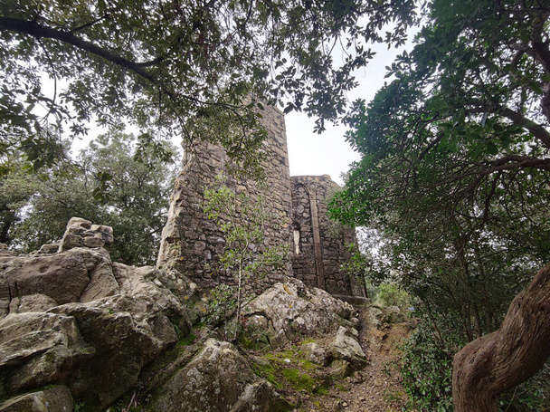 Sant 'Antonio al Mesco Ruinen eines Kirchenkonvents: Mönche wurden mit der Aufgabe betraut, Monterosso die Annäherung an ein Piratenschiff zu signalisieren - Foto, Bild