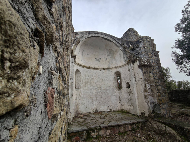 Sant 'Antonio al Mesco rauniot kirkon luostari: munkit uskottiin tehtäväksi signaloida Monterosso lähestymistapa merirosvolaiva - Valokuva, kuva