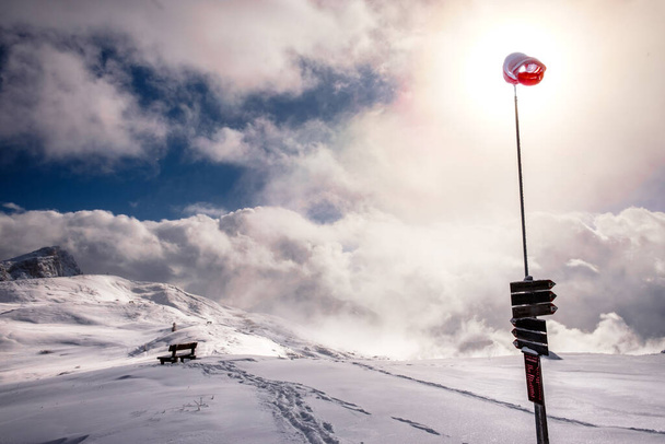 Una calza a vento nelle Alpi italiane in una giornata invernale - Foto, immagini