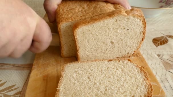 Bir adam buğday ekmeği keser. Sağlıklı gıda kavramı - Video, Çekim
